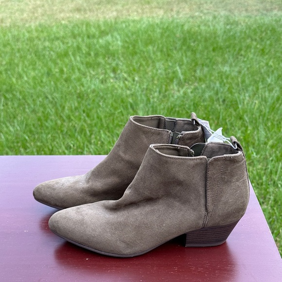 Old Navy Women's Green Suede Ankle Boots - Picture 1 of 5